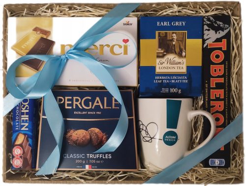  Gift basket with sweets and a mug Father's Day