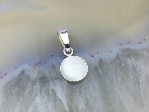  Silver small white cat eye pendant with opalization silver pr. 925