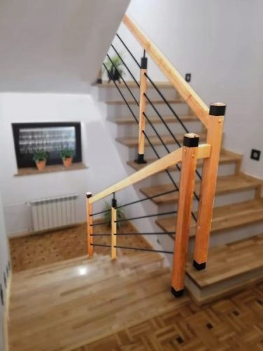 WOODEN STAIR RAILING, INTERIOR BALUSTRADE