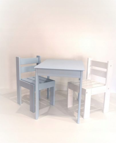  A table with two chairs