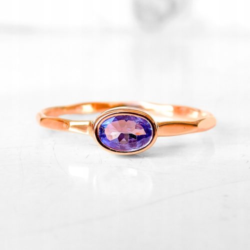  Gold ring with tanzanite - oval tanzanite