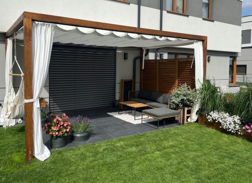  TOITURE DE PERGOLA en tissu imperméable.